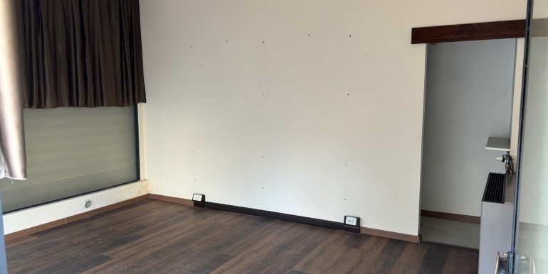 SPECOLA, NEGOZIO DI ANGOLO CON 2 VETRINE a Specola, Padova