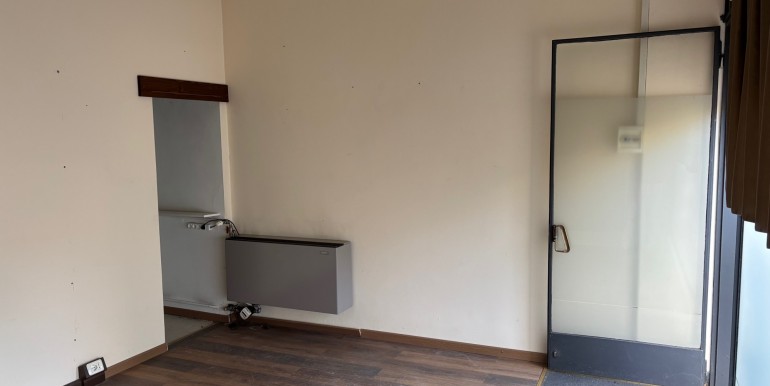 SPECOLA, NEGOZIO DI ANGOLO CON 2 VETRINE a Specola, Padova